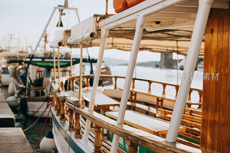 渔船停靠在克罗地亚Trogir老城区的码头上。晴朗的夏日。