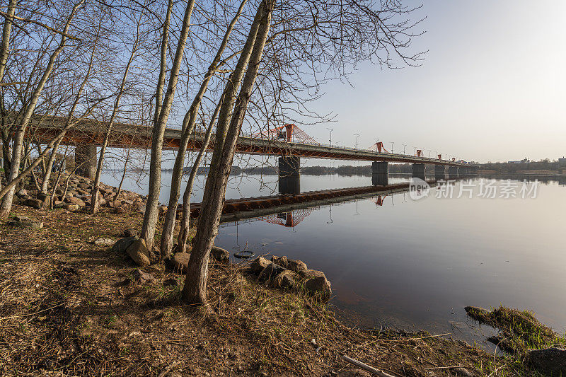 拉脱维亚首都里加的肯加拉格斯居民区附近的道加瓦河河岸