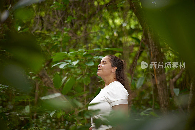 年轻女子与她周围的大自然联系在一起