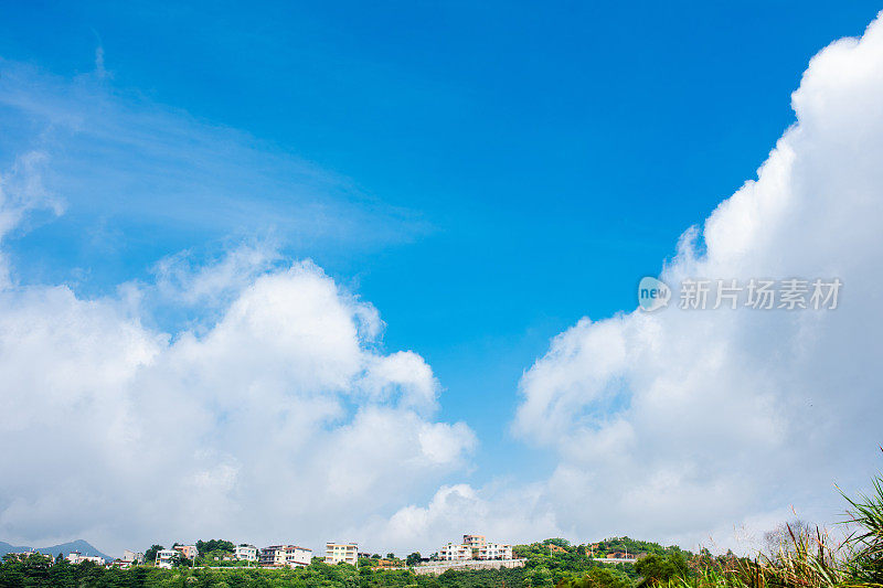 蓝天，白云，山顶上的房子。