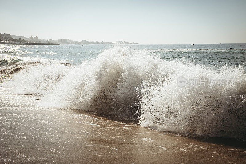 海浪拍打着金色的海滩