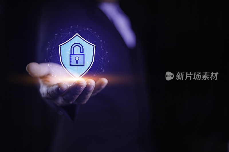 锁定图标在手保护数据和互联网网络安全技术。网络安全和隐私，个人数据保护法。未来虚拟屏幕界面技术。