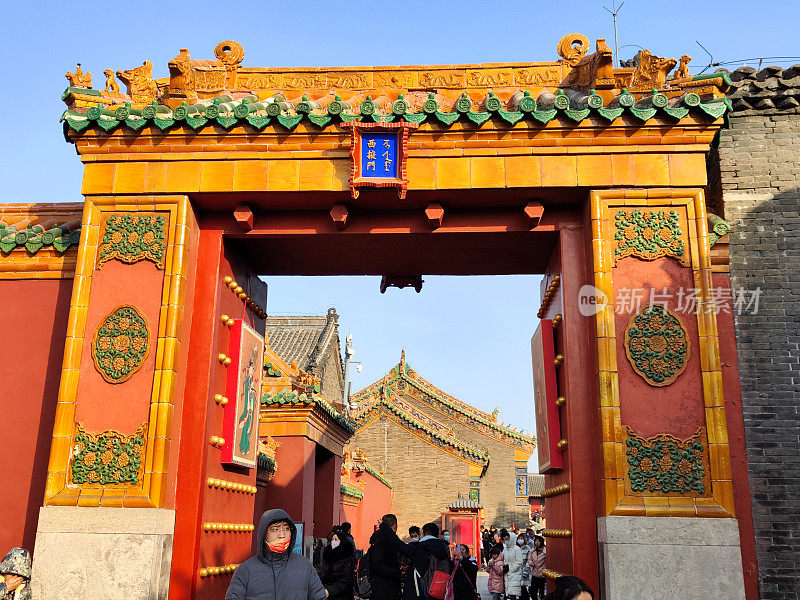 一群游客在辽宁省沈阳市的奉天宫观光