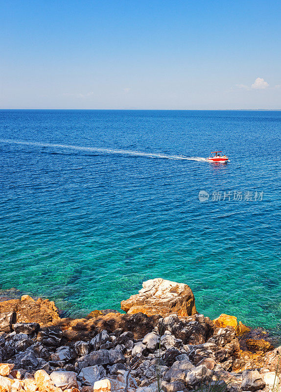 美丽的岩石海岸和美妙的爱琴海海浪