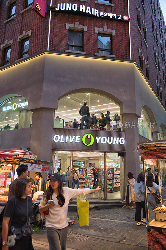2024首尔节庆期间，奥利弗·杨在明洞购物街