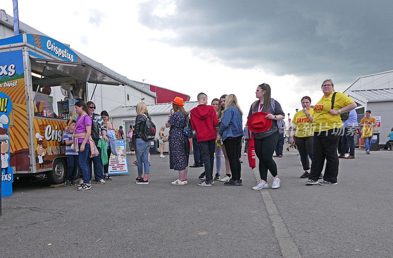 在北爱尔兰唐郡举行的巴尔莫勒尔展农业食品活动上的参观者
