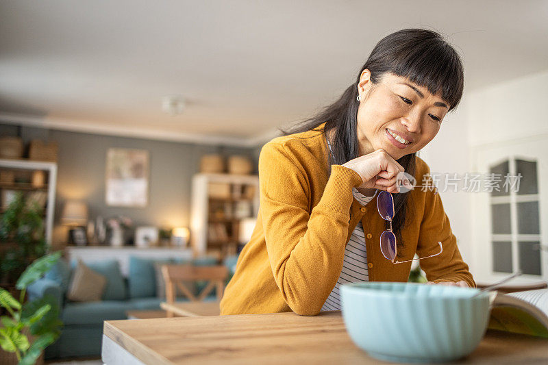 我喜欢在周末以一顿清淡的早餐和一本好书开始我的一天