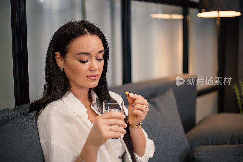 年轻女子正在吃退烧药