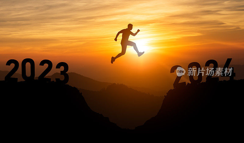 剪影男人跳2024年快乐新年的概念，男人跳过障碍悬崖和成功从2023悬崖到2024悬崖夕阳背景。新年快乐的网页横幅和广告。