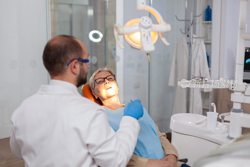 老年病人在牙科诊所修复牙齿
