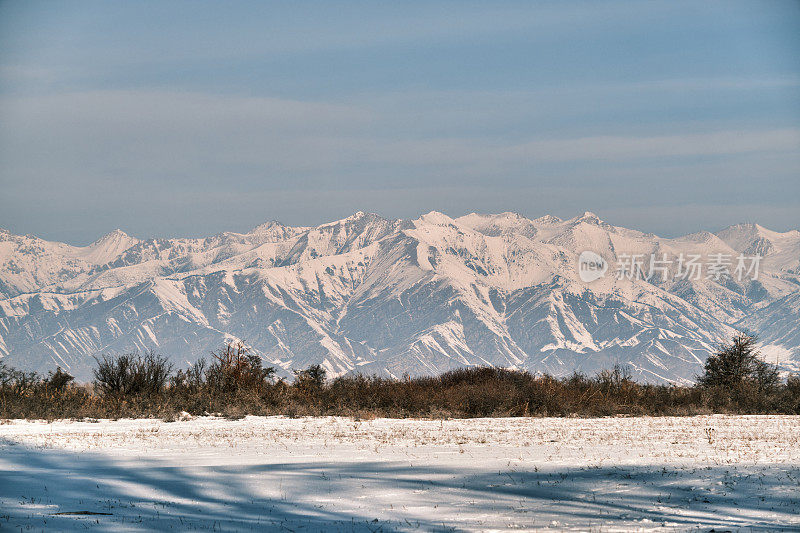 雪山山脊前的冬日雪景