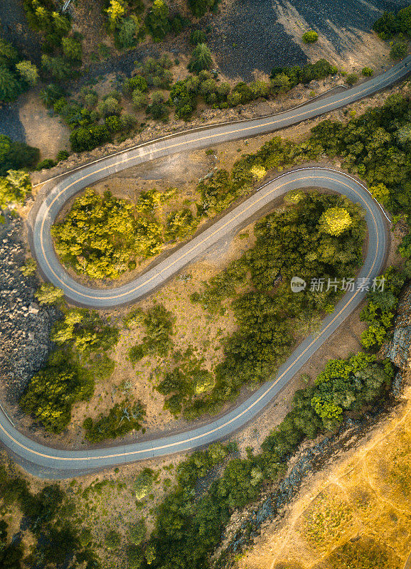 加州蜿蜒的道路鸟瞰图