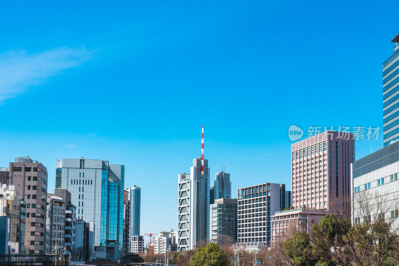 高楼大厦和蓝天，日本东京