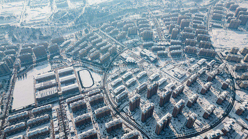 大雪中的冬季城市鸟瞰图