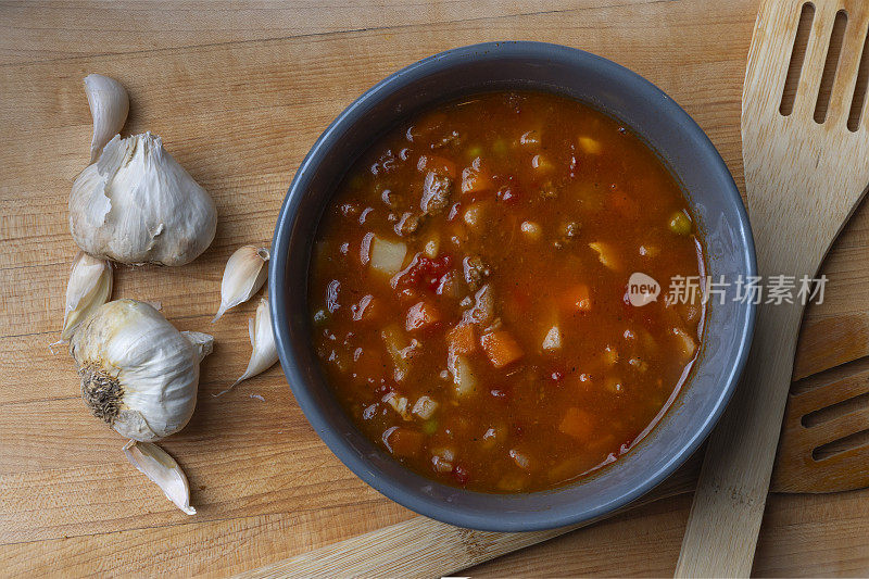 自制蔬菜牛肉汤。