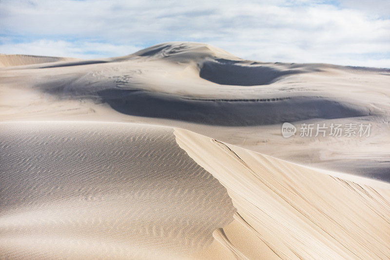 干燥干旱的沙漠景观景观，高大雄伟的沙丘和蓝天