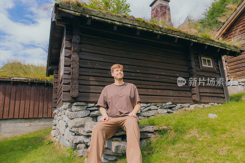 快乐的人在挪威的山村欣赏阳光明媚的夏天