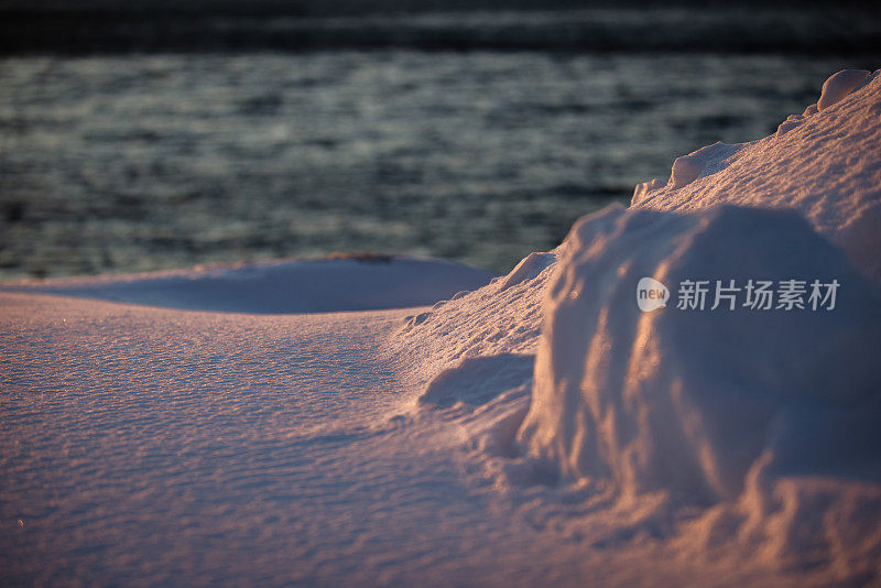 日落时挪威北部的冬季景观。