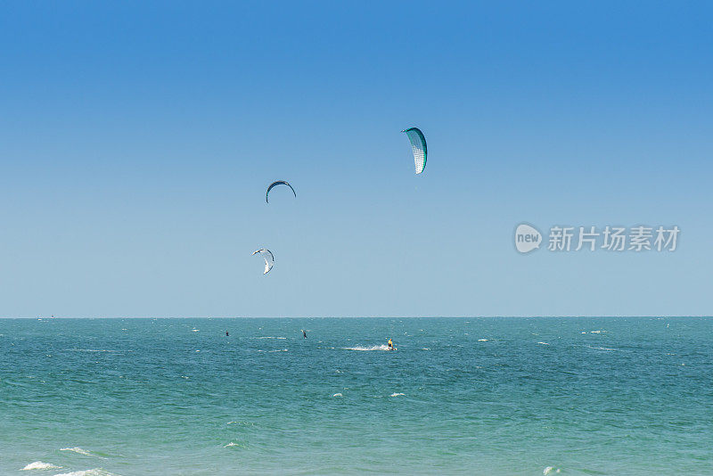 在泰国华欣海滩玩风筝冲浪。