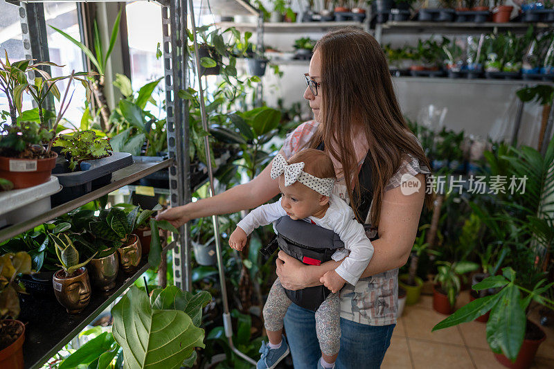 母亲和女婴在植物店里