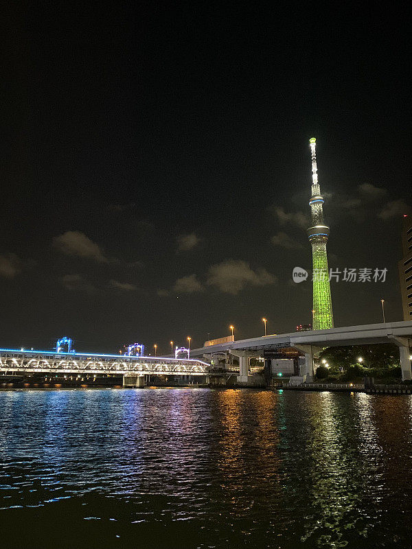 日本-东京-夜间观赏东京天空树和隅田河步道