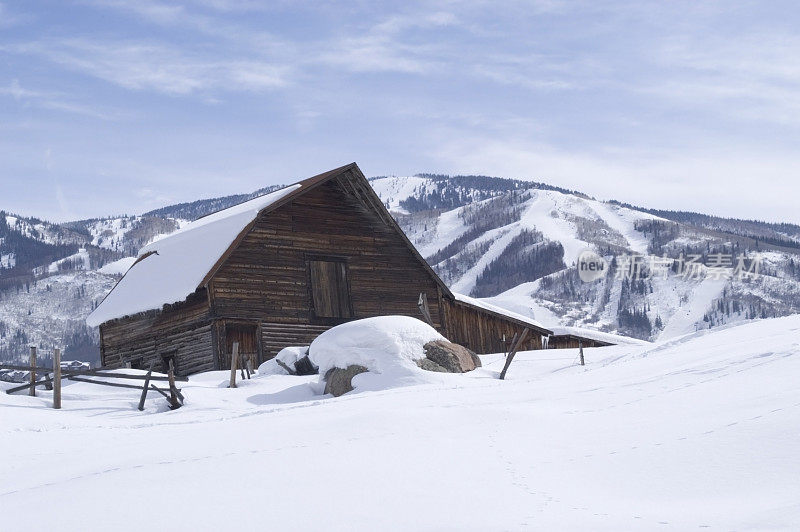 蒸汽船温泉滑雪场和谷仓