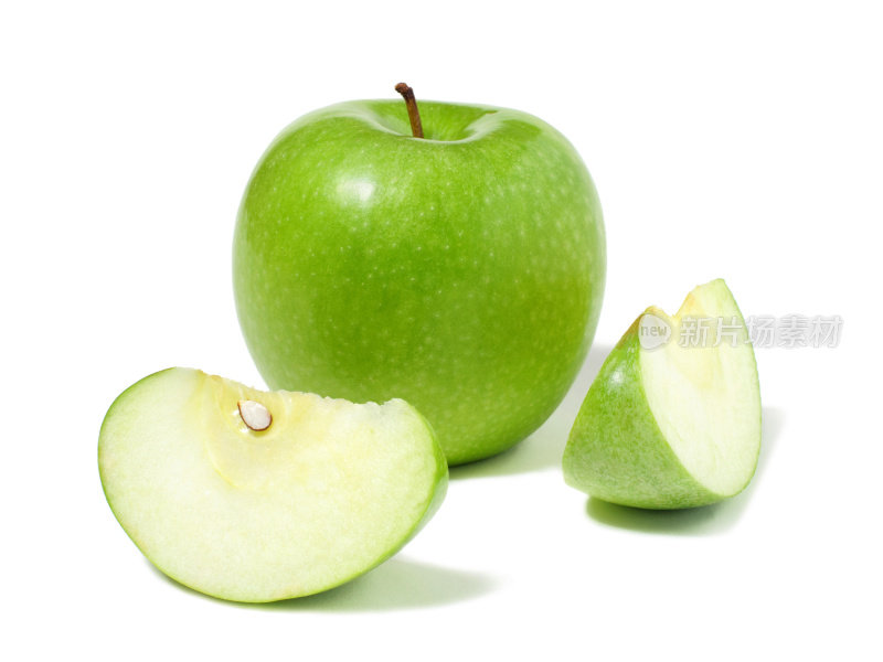 青苹果和两个苹果楔子在白色的背景上