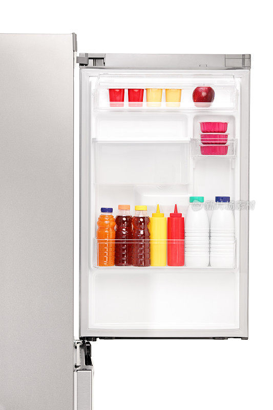 用健康食品关闭一个敞开的冰箱