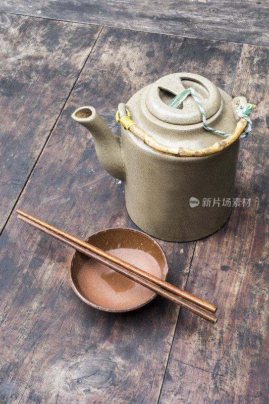 中国农民的茶壶和茶杯
