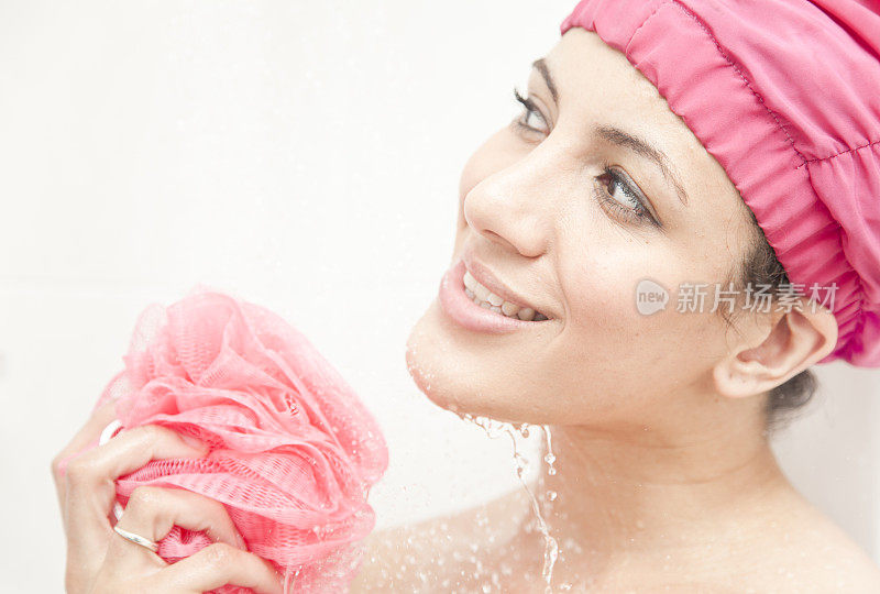 女人在淋浴时洗澡