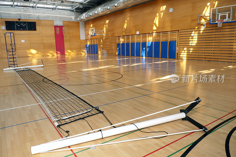 体育馆的拼花地板上的排球网