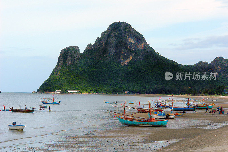 在泰国的海滩上钓鱼