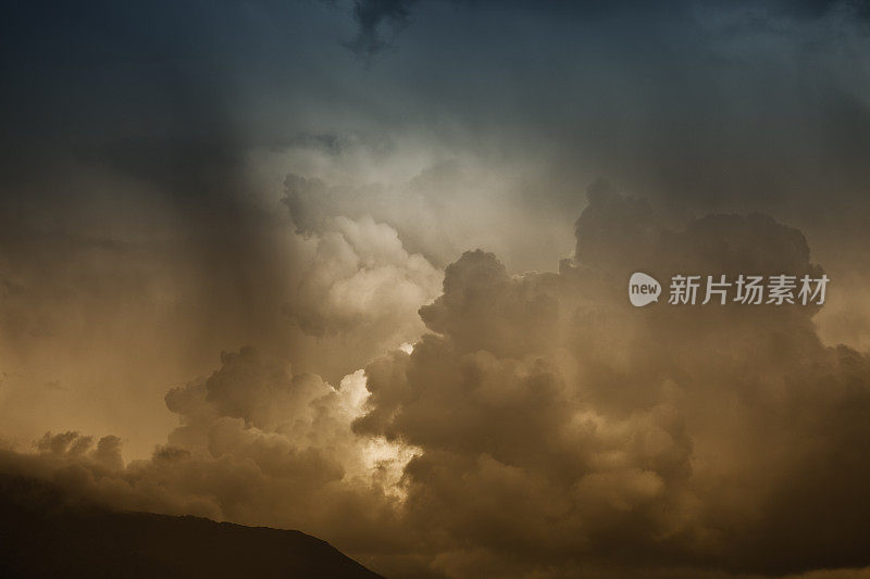 地平线上有暴风雨的天空