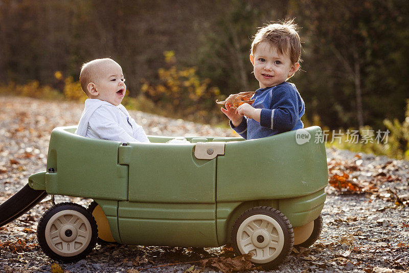 男孩们在玩具车上玩。