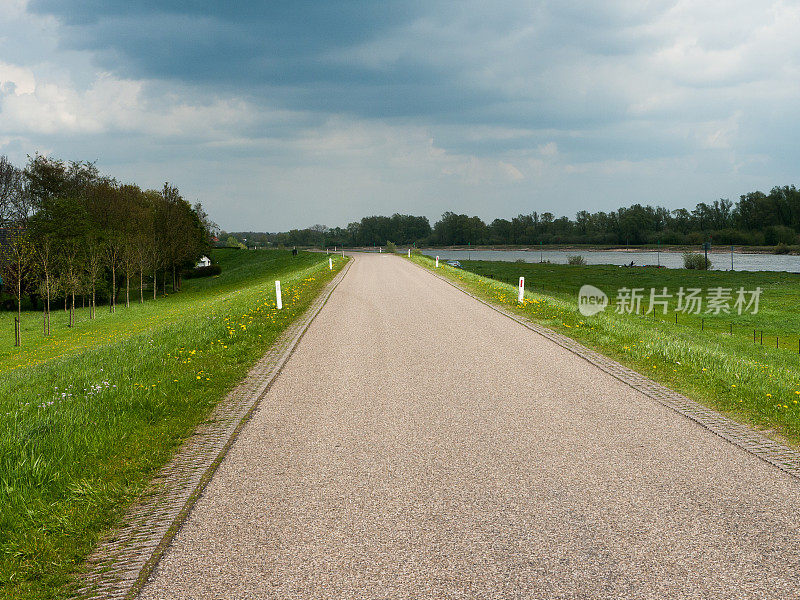 阳光照亮的道路上的荷兰征税的透视视图