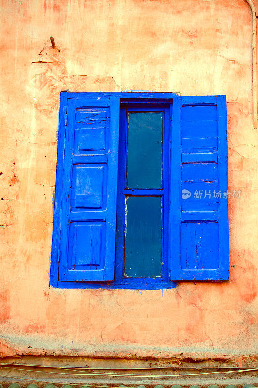 马拉喀什的蓝色木窗