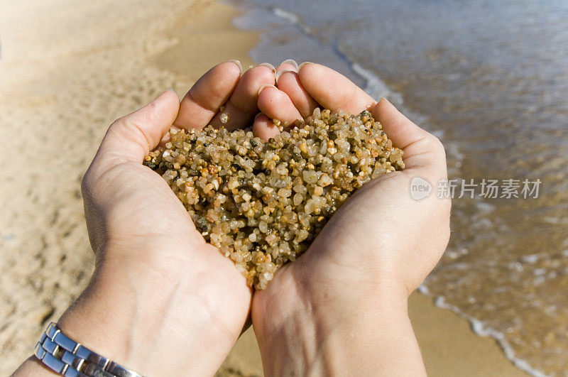 双手捧着一颗心的沙