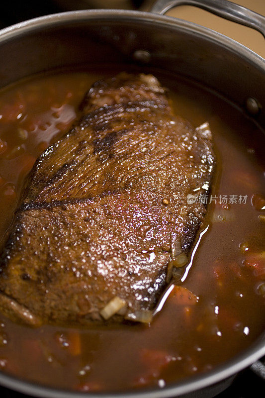 牛胸肉在汤锅中炖煮