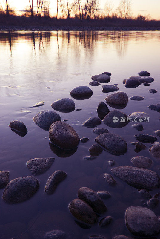 日落时的湖景