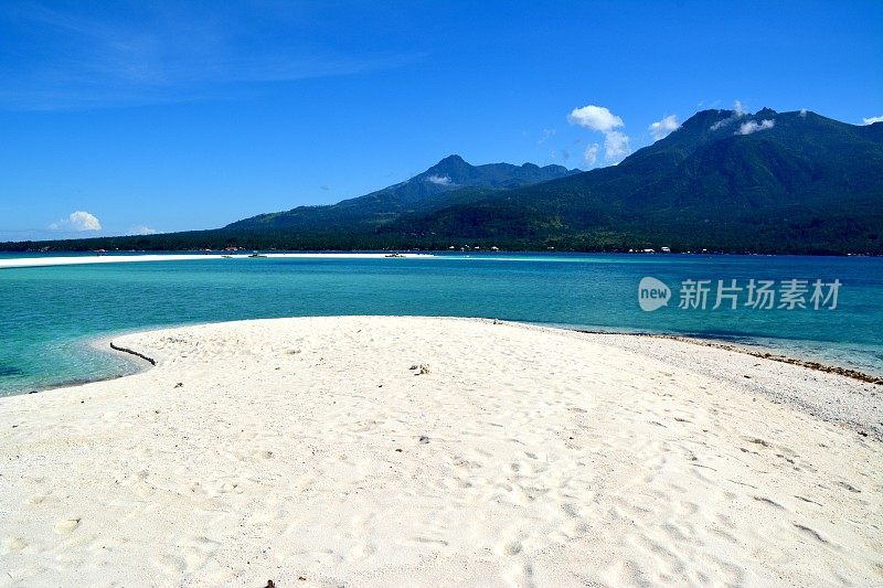 田园诗般的白岛和卡米圭火山，菲律宾