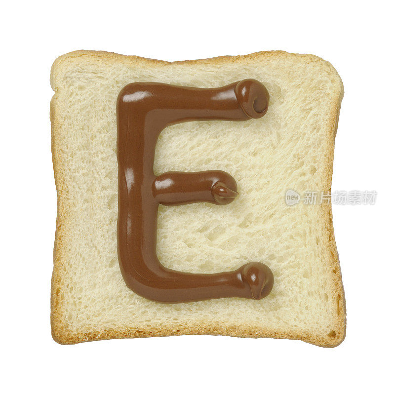 巧克力字母E在锡箔面包片，白色背景
