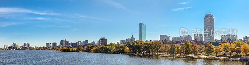 查尔斯河和波士顿城市景观在秋天-全景