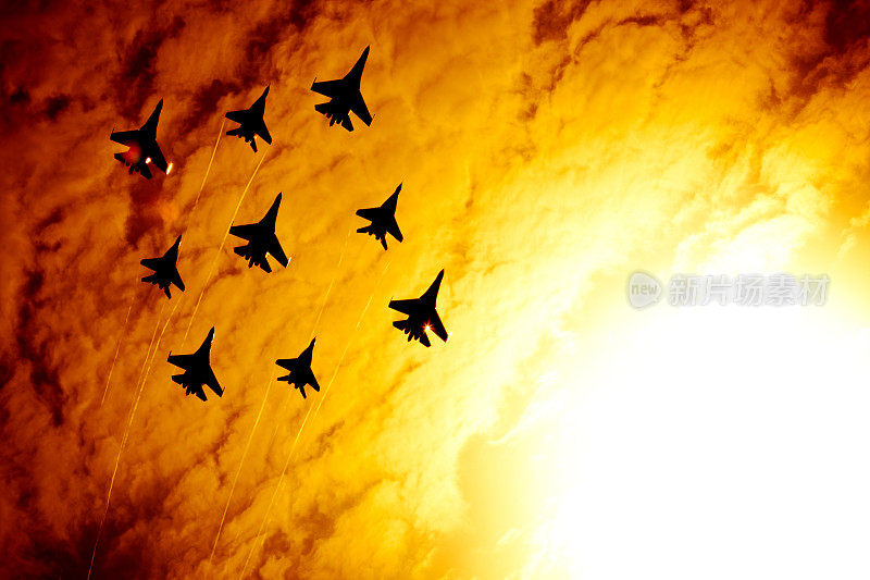 俄罗斯苏-27和米格-29战斗机小队在日落的天空中
