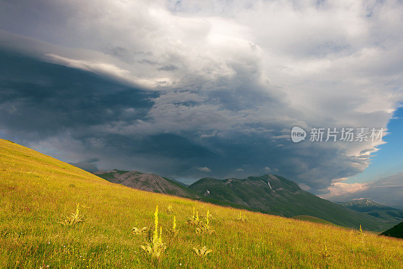 暴风雨之前在意大利的维托雷山