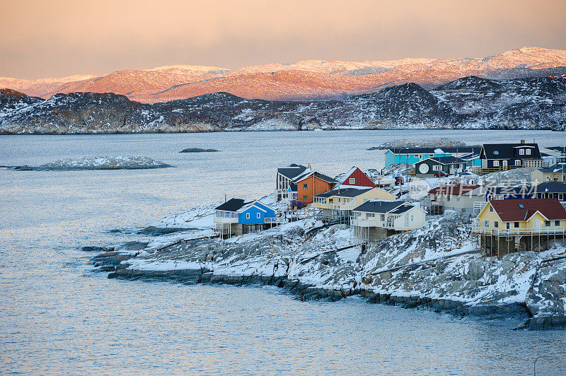格陵兰岛日落中的彩色伊卢利萨特