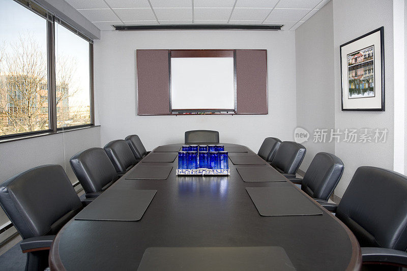 空会议室的桌子和椅子，对称的观点