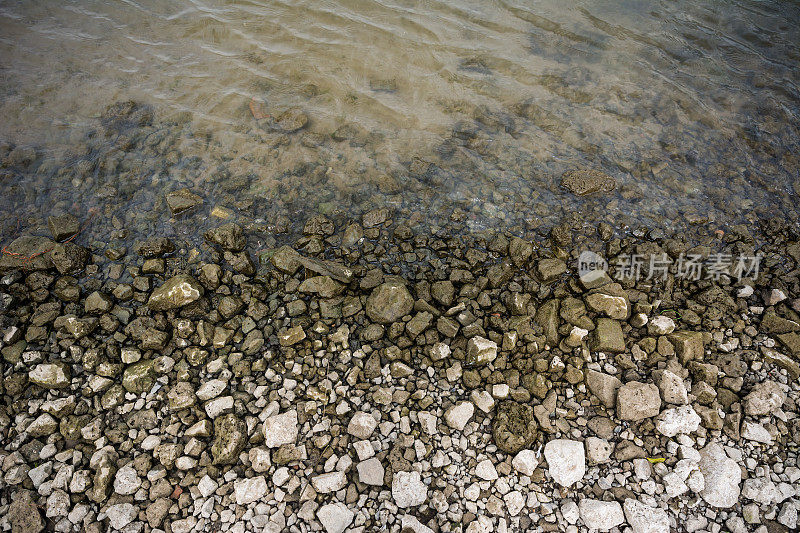 潮湿的泥浆覆盖着石头，河艾塞尔正上方