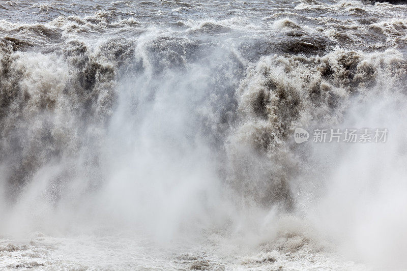 冰岛的Godafoss，一个典型的瀑布