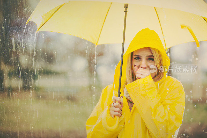 可爱的女孩准备好下雨了!