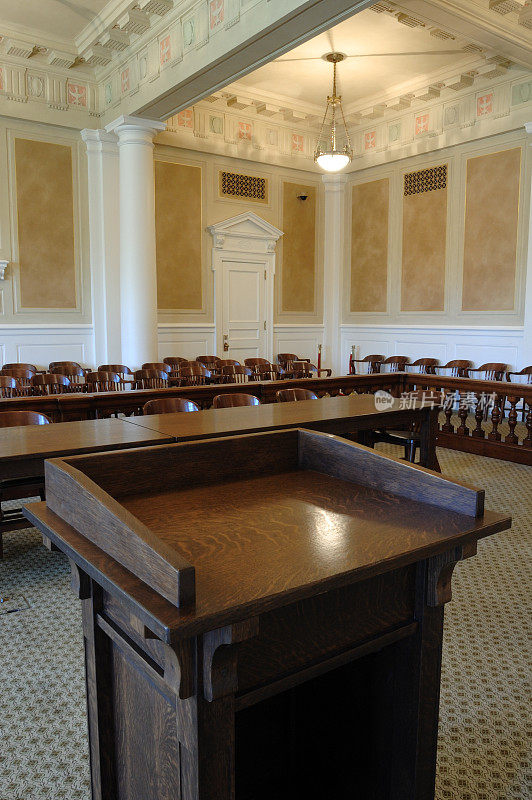 法庭上的讲台和椅子